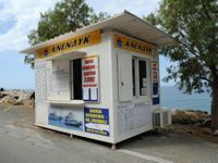 La ville de Sfakia en Crète. Kiosque d'excursions maritimes à Chora Sfakion. Cliquer pour agrandir l'image.