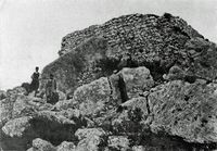 La ville de Vryssès en Crète. Photographie de la tour A du Kastéli de Kyriakoselia par Giuseppe Gerola vers 1902. Cliquer pour agrandir l'image.