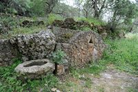 La ville de Vryssès en Crète. Fontaine près de l'église Saint-Nicolas à Kyriakoselia. Cliquer pour agrandir l'image.