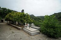 La ville de Vryssès en Crète. Cimetière de l'église Saint-Nicolas à Kyriakoselia. Cliquer pour agrandir l'image.