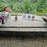 La ville de Vryssès en Crète. Tombe de Georges Manatakis au cimetière de l'église Saint-Nicolas à Kyriakoselia. Cliquer pour agrandir l'image.