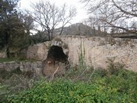 La ville de Vryssès en Crète. L'arche hellénique (auteur C. Messier). Cliquer pour agrandir l'image.