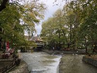 La ville de Vryssès en Crète. Le confluent de rivières à Vryses (auteur C. Messier). Cliquer pour agrandir l'image.