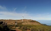La plateau de Paúl da Serra à Madère. Parc eolien vu depuis Bica da Cana. Cliquer pour agrandir l'image dans Adobe Stock (nouvel onglet).