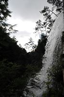 Le village de Monte à Madère. Chute d'eau, levada dos Tornos. Cliquer pour agrandir l'image.