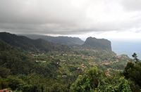 Le village de Porto da Cruz à Madère. Vu depuis le belvédère de Portela. Cliquer pour agrandir l'image.