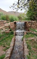Le village de Tasga au Maroc. Ruisseau descendant de l'Atlas. Cliquer pour agrandir l'image dans Adobe Stock (nouvel onglet).