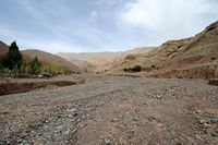 Le village de Tasga au Maroc. Vallée de l'oued asséché à Tasga. Cliquer pour agrandir l'image dans Adobe Stock (nouvel onglet).
