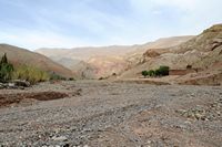Le village de Tasga au Maroc. Vallée de l'oued asséché à Tasga. Cliquer pour agrandir l'image dans Adobe Stock (nouvel onglet).