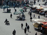 Le quartier de la Médina à Marrakech au Maroc. Charmeurs de serpents, place jamaa el fna. Cliquer pour agrandir l'image.