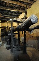 La ville d'Oukaïmeden au Maroc. Ancien pressoir, coopérative argan, vallée Ourika. Cliquer pour agrandir l'image.