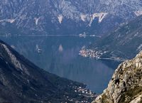 Le village de Perast au Monténégro. Village de Perast vu depuis la montagne. Cliquer pour agrandir l'image.